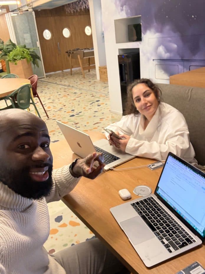Cédrick et Amandine travaillant côte à côte dans un espace partagé