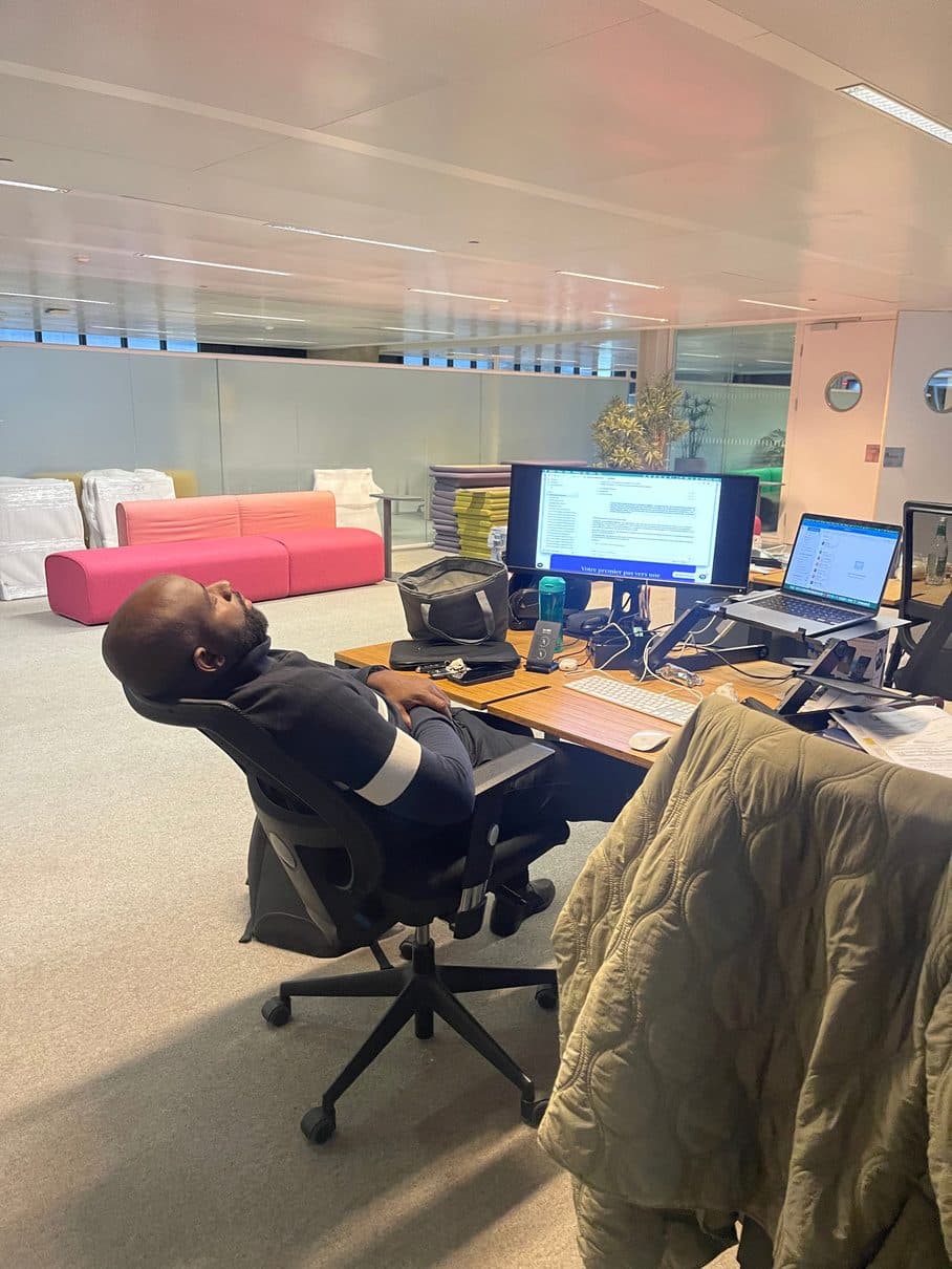 Cédrick renversé sur sa chaise de bureau, épuisé