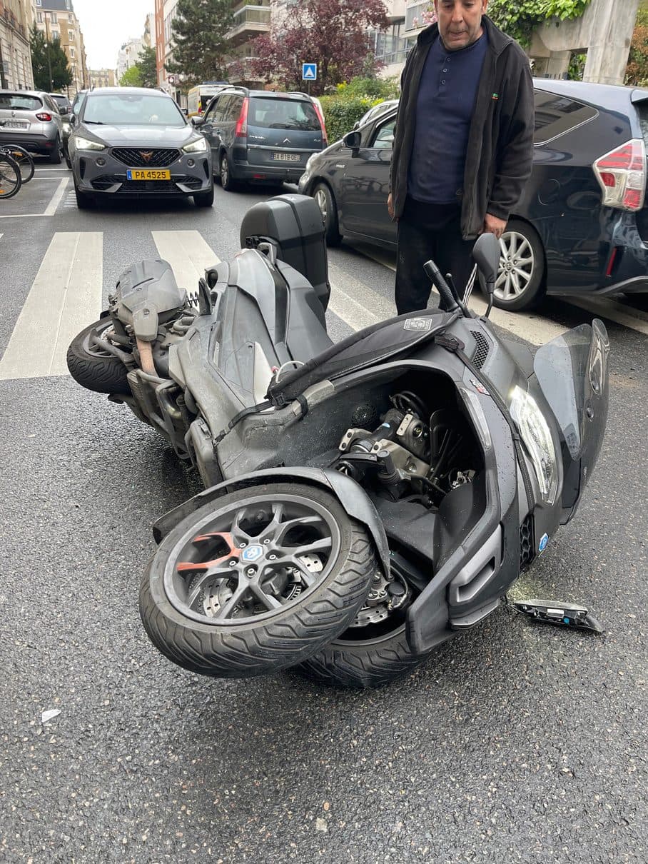 Un scooter renversé sur la chaussée