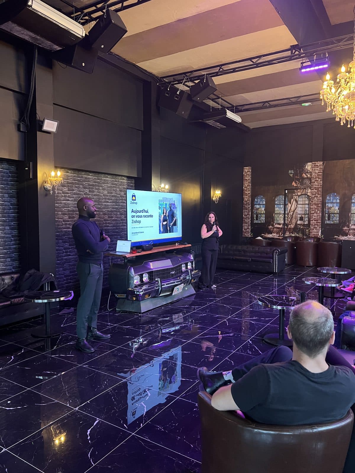 Cédrick et Amandine devant l'écran pendant la présentation